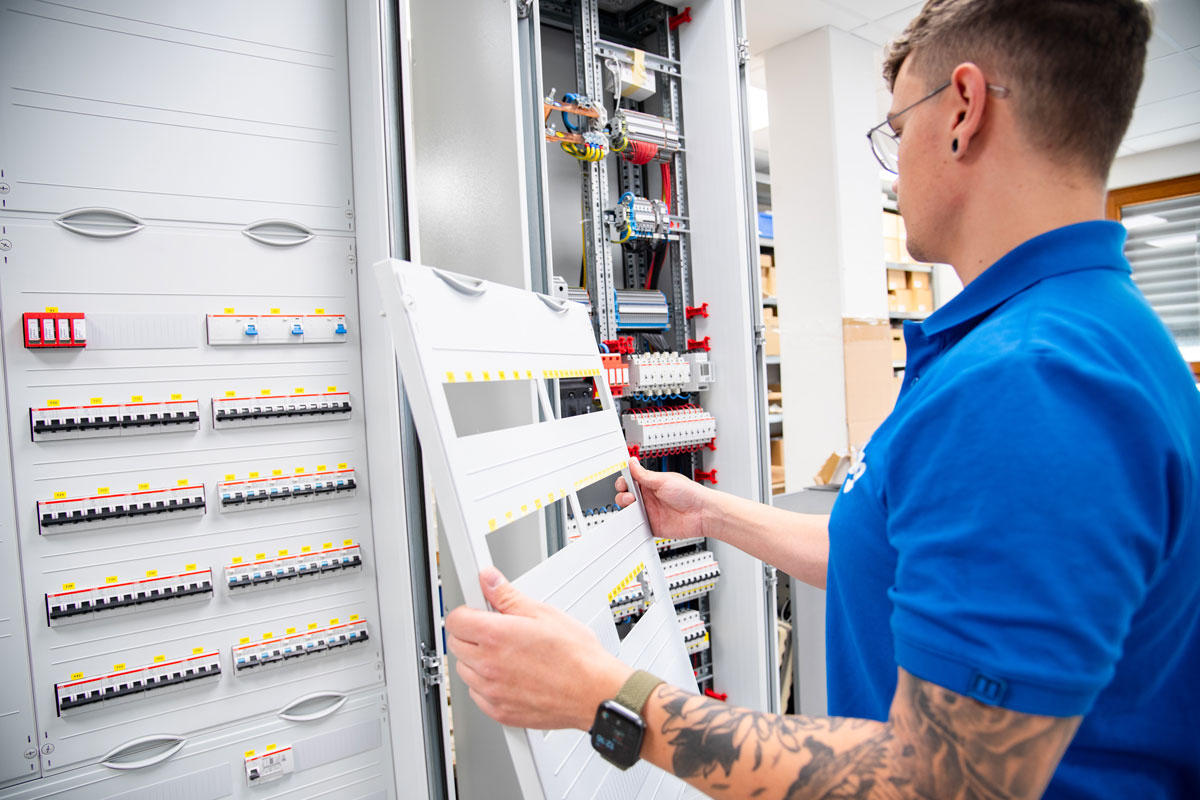 Individuell gefertigter Schaltschrankbau von Elektro-Breitling für optimale Steuerung und Verteilung