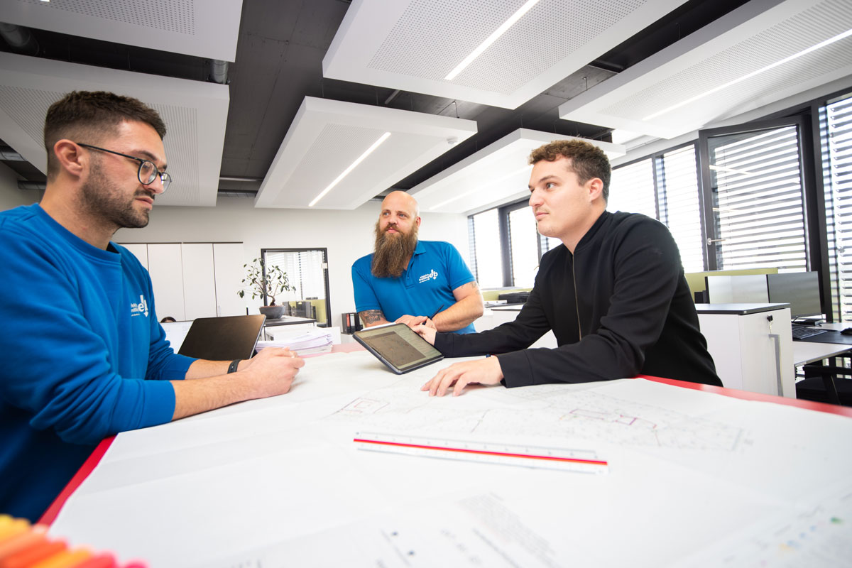 Ein Team von Elektro-Breitling-Mitarbeitern bei der Arbeit – Fachkompetenz und Teamgeist in der Elektrotechnik