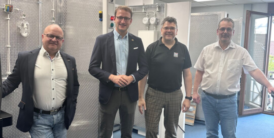 Presseartikel CDU Landtagsabgeordneter Dr. Miller informiert sich über das FHJ bei Elektro Breitling