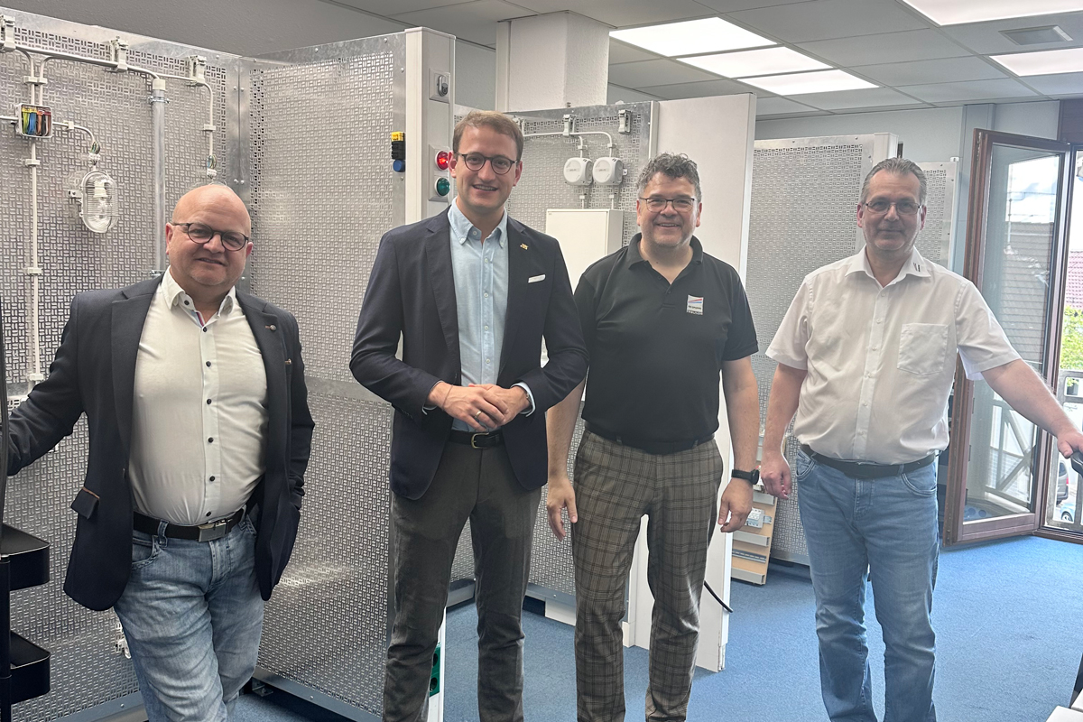 Presseartikel CDU Landtagsabgeordneter Dr. Miller informiert sich über das FHJ bei Elektro Breitling