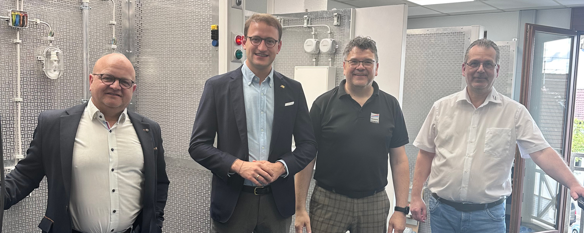 Presseartikel CDU Landtagsabgeordneter Dr. Miller informiert sich über das FHJ bei Elektro Breitling
