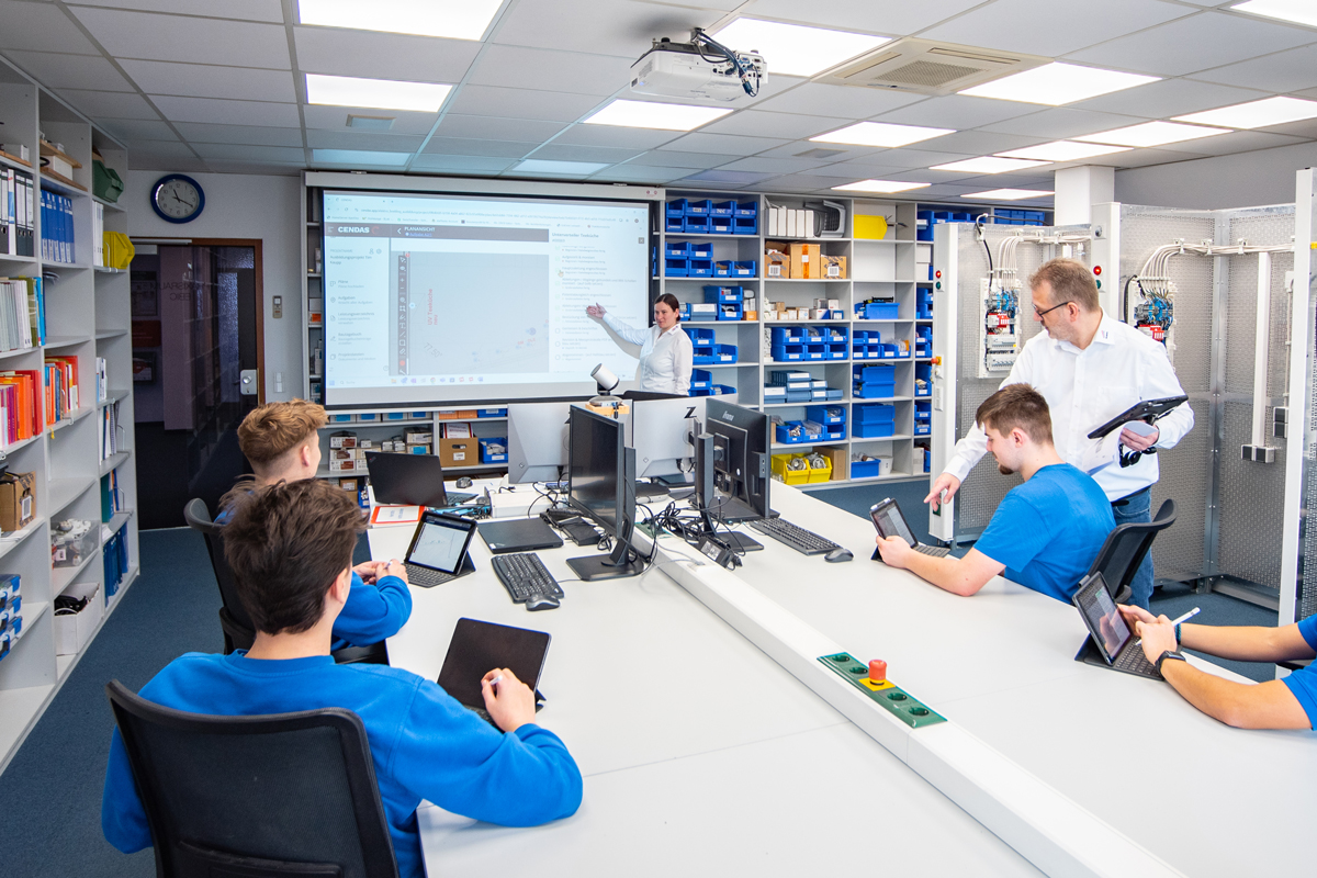 Kollegiale Teamschulung im modern ausgestatteten Seminarraum – individuelle Karriereentwicklung und Weiterbildung bei Elektro-Breitling