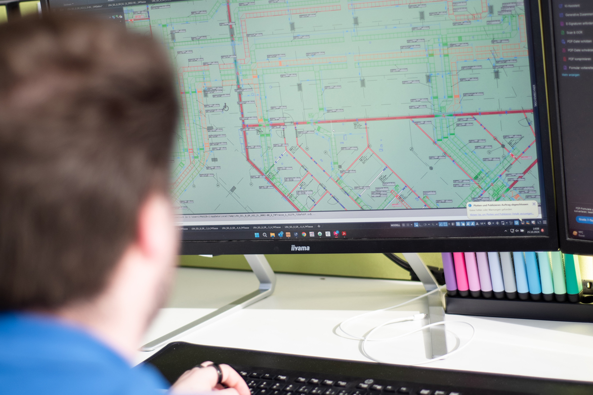 Technischer Systemplaner am PC