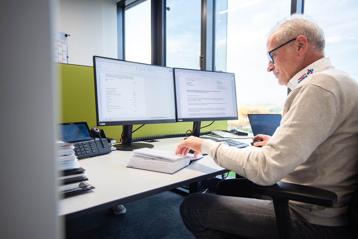 Mitarbeiter am modernen Arbeitsplatz mit PC