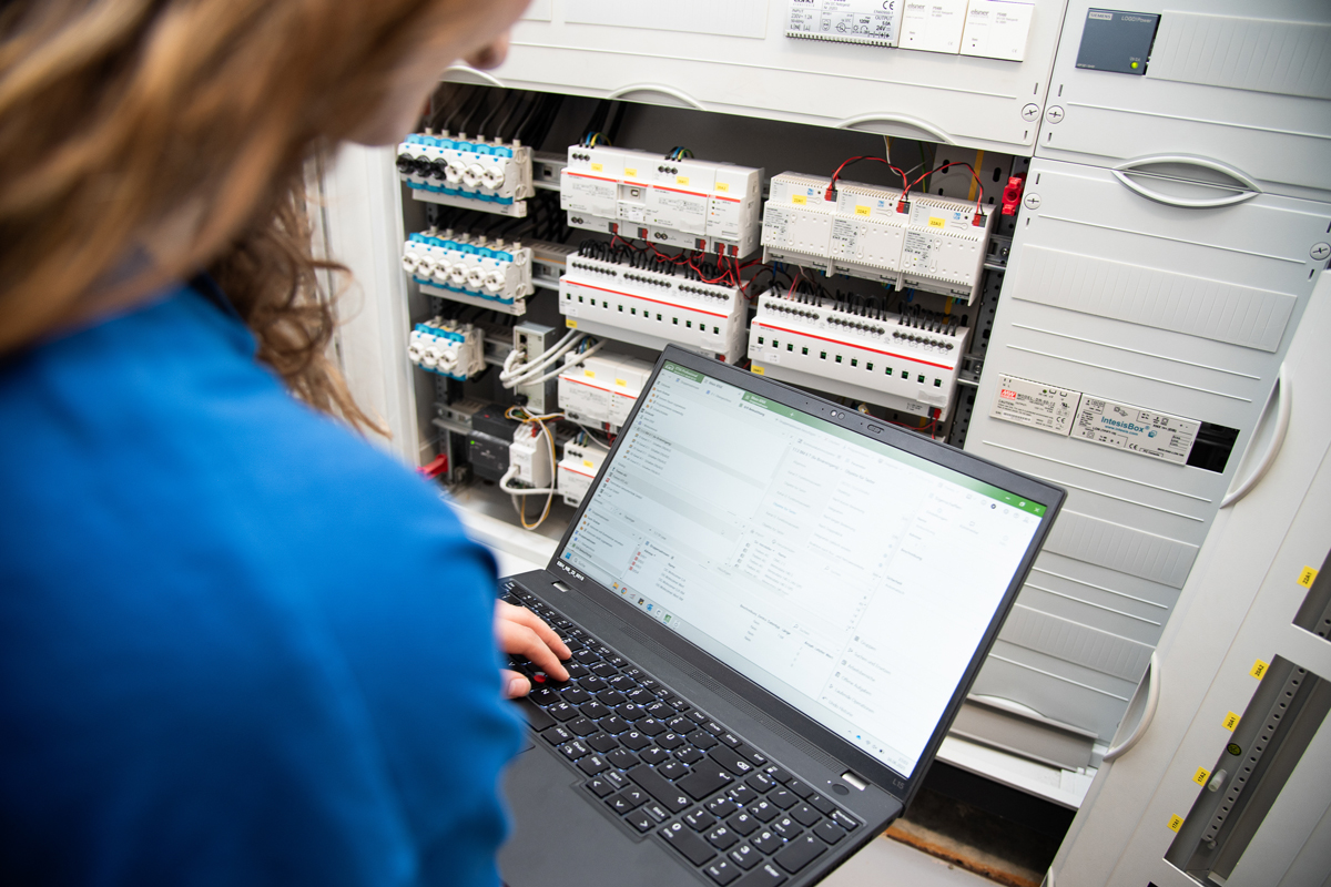 Prüfung eines Verteilerschranks mit Laptop und Software