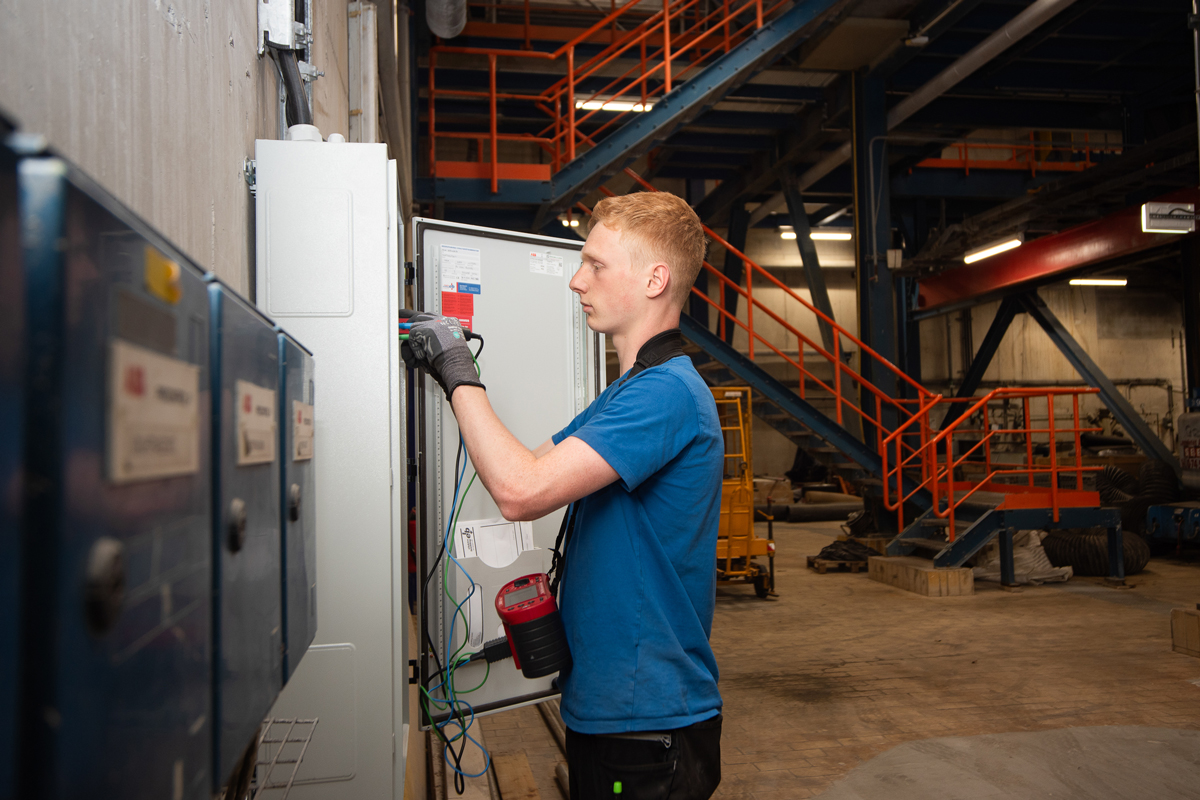 Elektrotechniker bei der Schaltschrankinstallation in Industrieumgebung