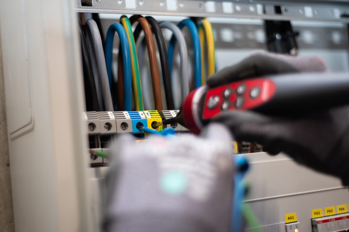 Fachkraft bei der Montage von Kupferleitungen