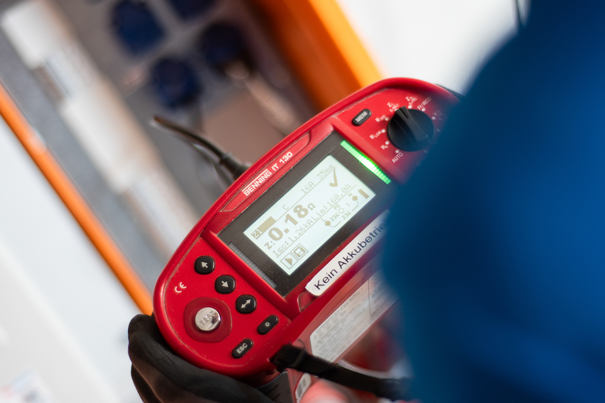Nahaufnahme eines Prüfgeräts für elektrische Sicherheit