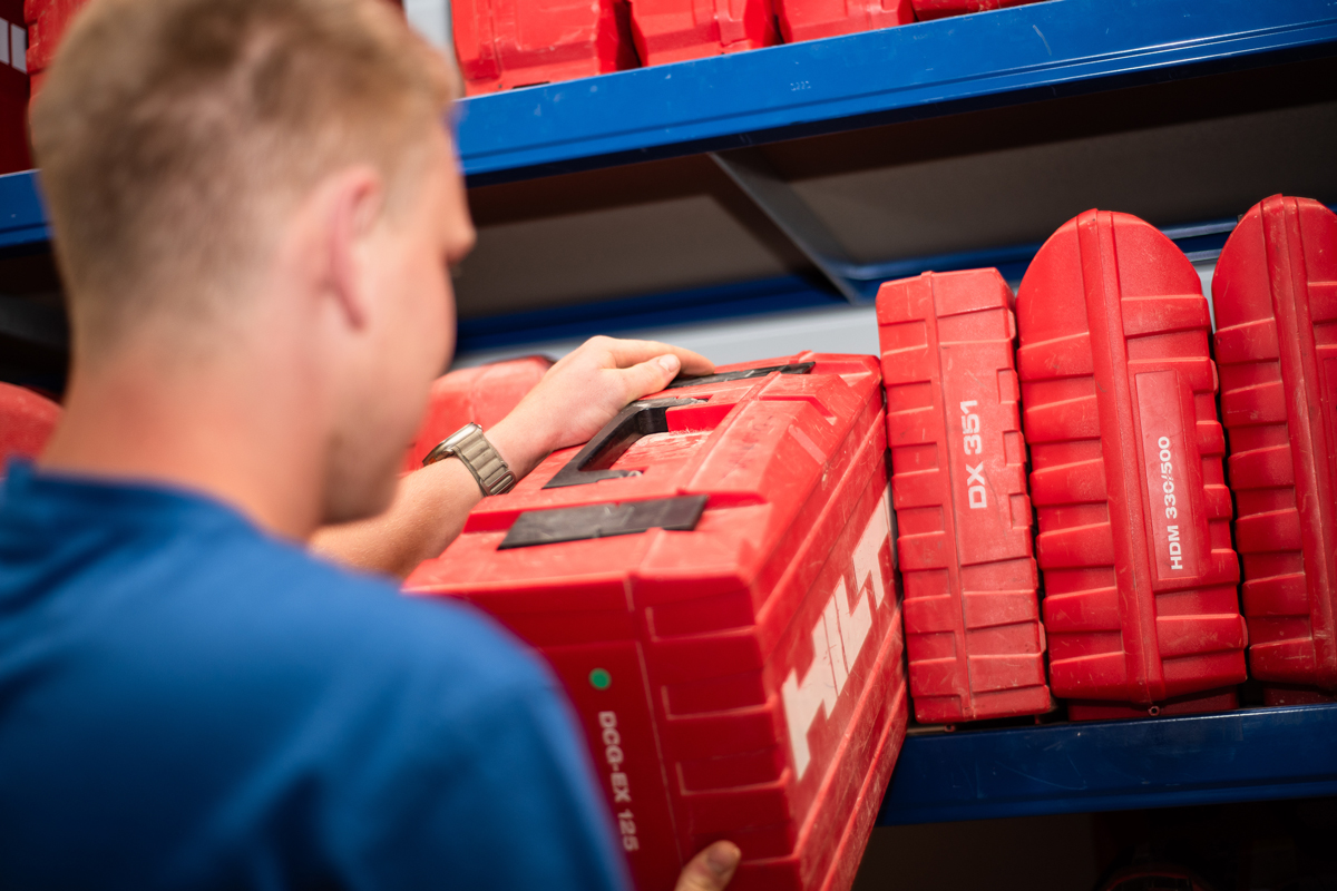 Mitarbeiter im Lager bei der Entnahme eines HILTI Werkzeugkoffers