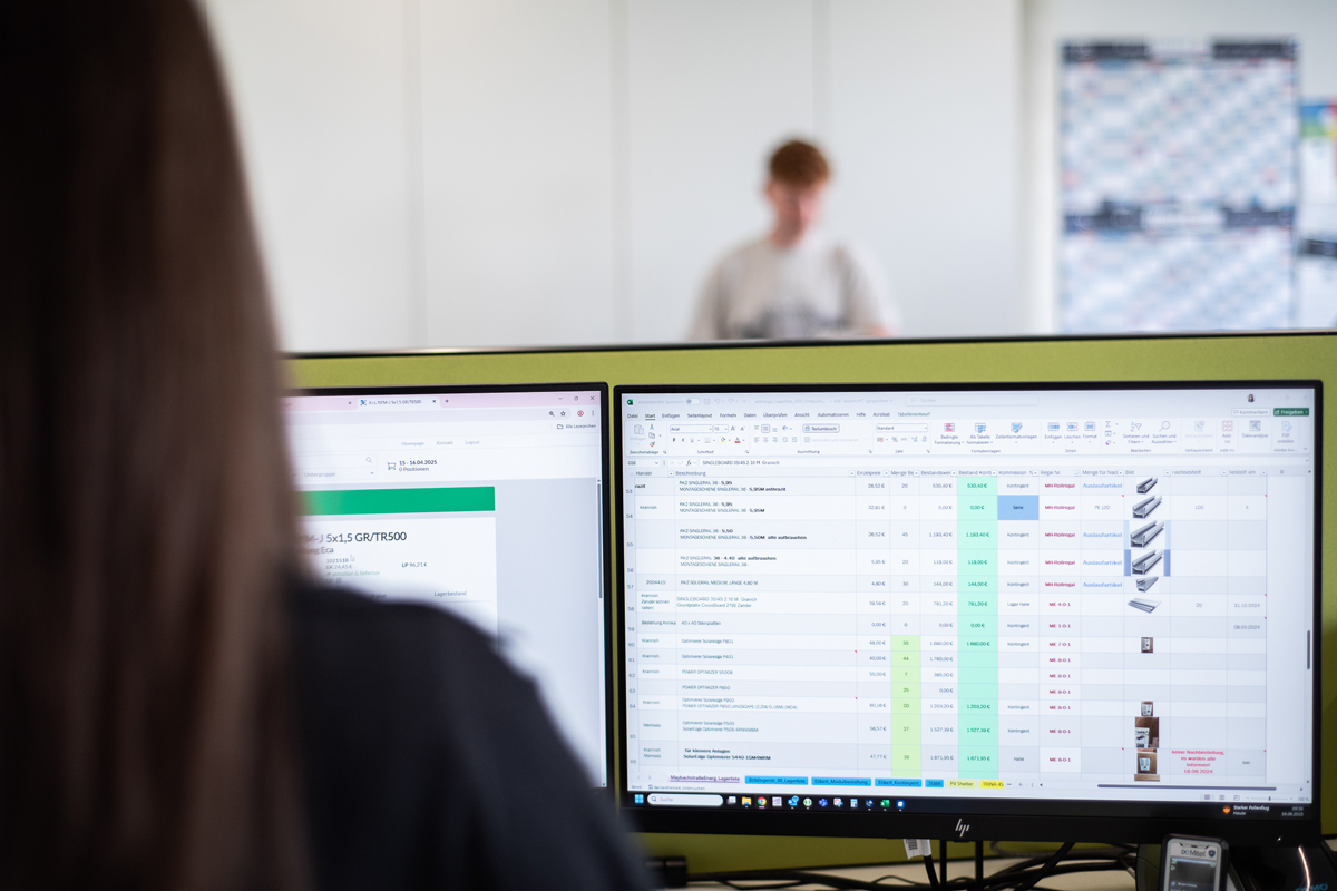 Mitarbeiter im Büro mit Blick auf Bildschirme