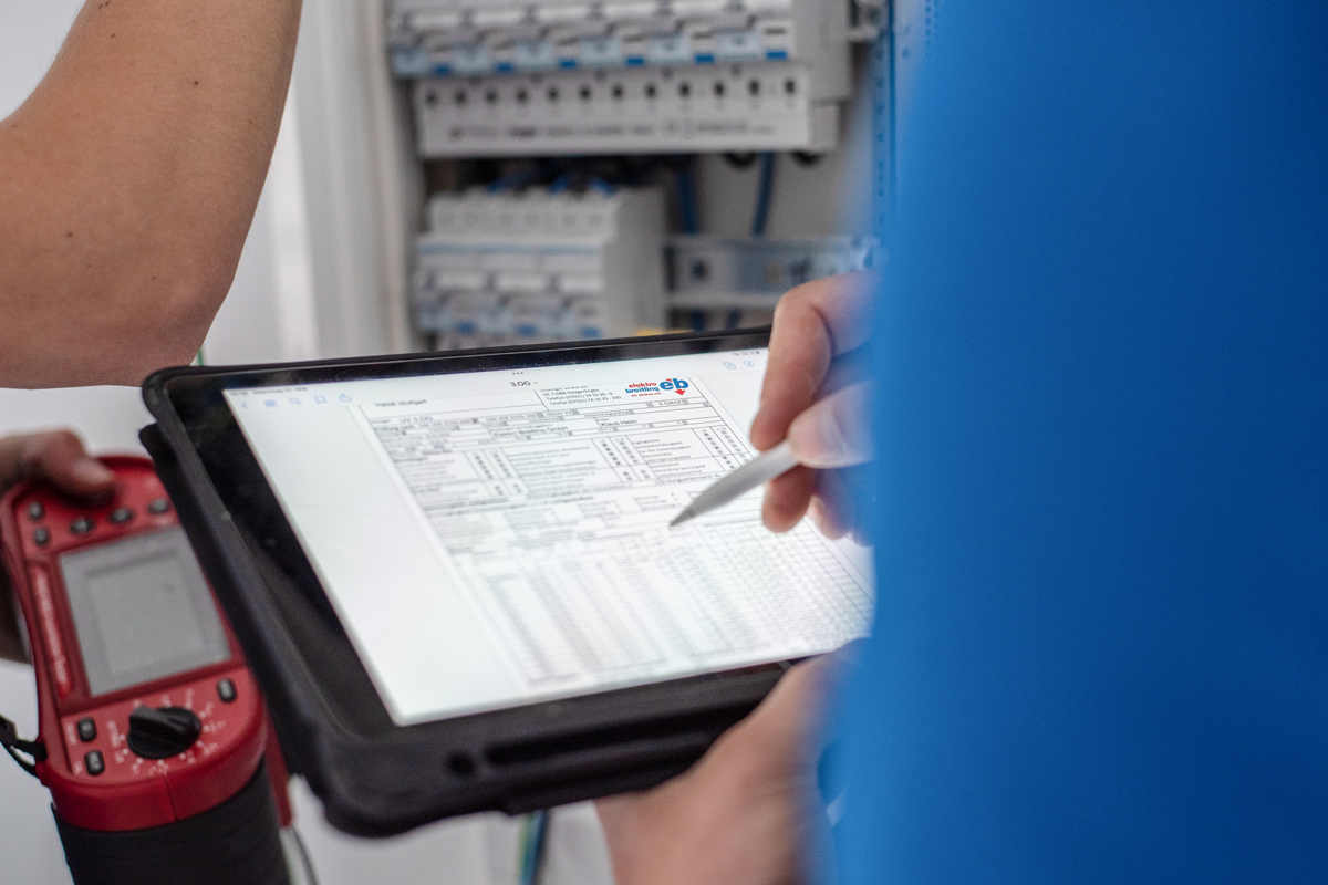 Impressionen Elektro Breitling – Dokumentation auf Tablet